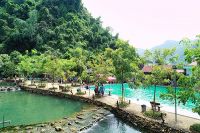 Dưới chân núi Phượng Hoàng là hang Mỏ Gà