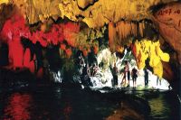 Trong lòng hang Phượng Hoàng